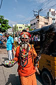 Street life around the Sri Meenakshi-Sundareshwarar Temple of Madurai. Tamil Nadu.  